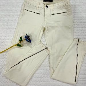 White designer jeans sz 27. Zipper accent